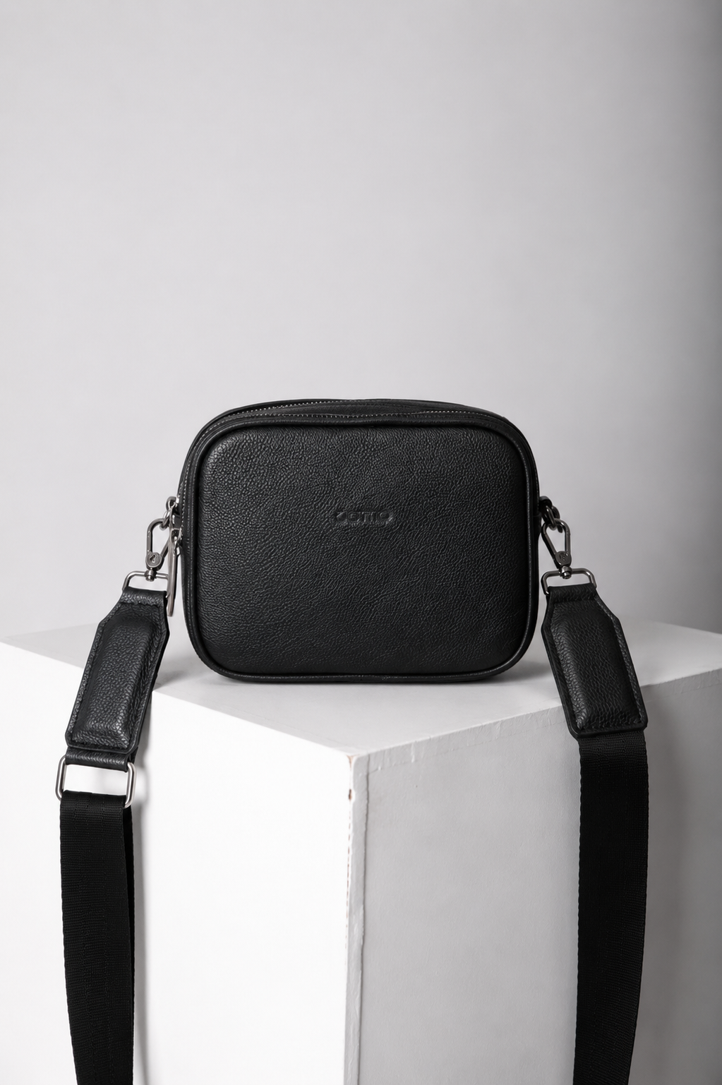 Crossbody London black
